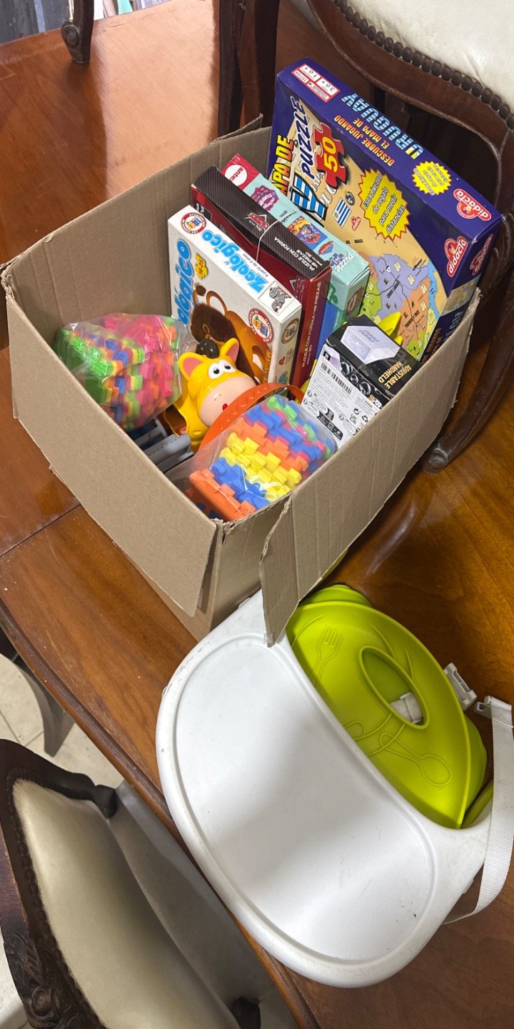 Caja con Juegos de Mesa y Juguetes Varios