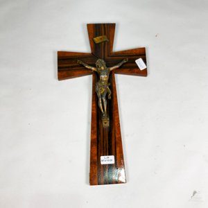 Cruz de Madera y Metal con Jesús Crucificado - imagen 2