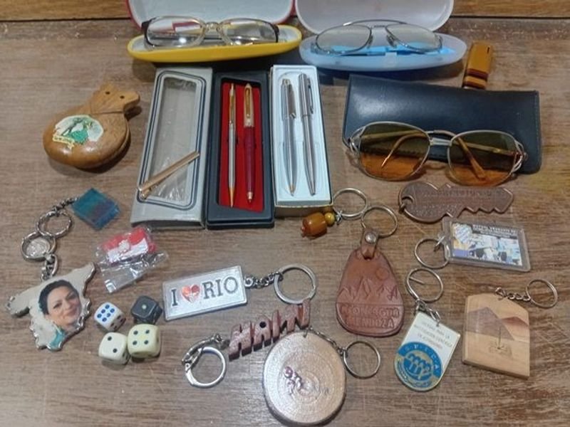 Colección de llaveros, lentes, encendedor y lapiceras - imagen 2