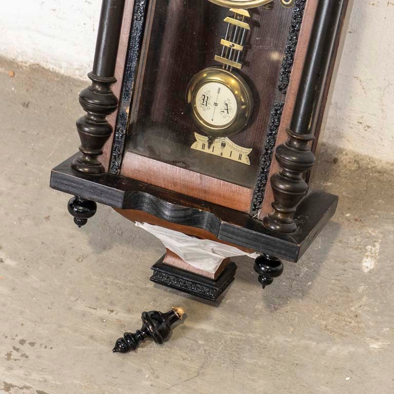 Reloj de pared colonial con caja de madera tallada - imagen 2