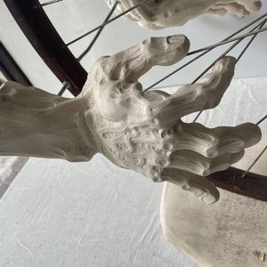 Obra de Arte: Rueda de Bicicleta con Manos Esculpidas - imagen 2