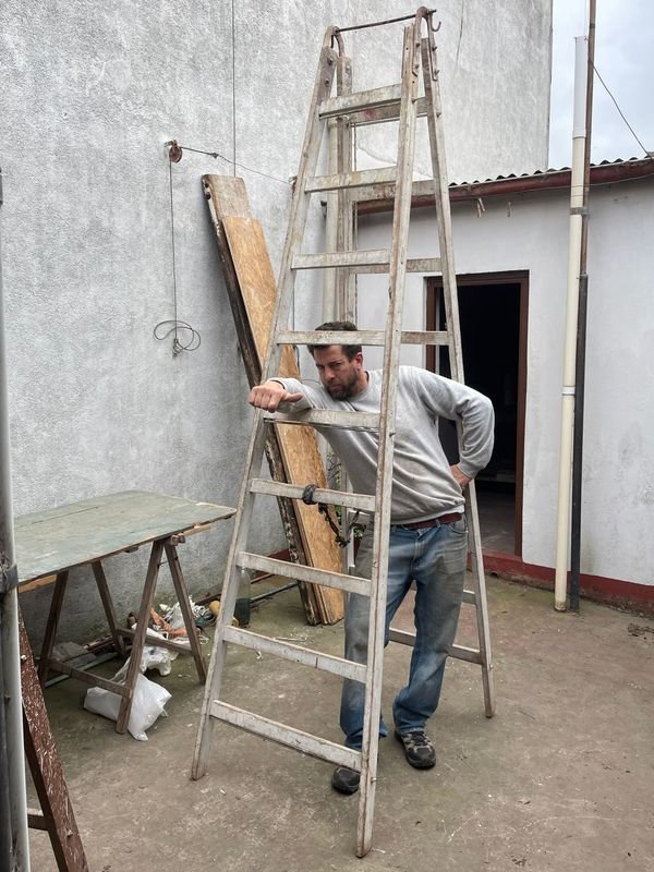 Escalera de Aluminio Plegable de Dos Hojas con 9 Escalones