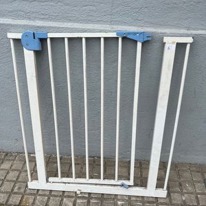 2 Portones de Seguridad para Bebé y Mesa Plegable Plástica Blanca - imagen 3