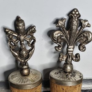 Dos Tapones de Botella de Corcho y Metal con Diseño Fleur-de-lis - imagen 2