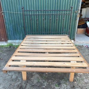 Cama de 2 Plazas con Respaldo de Hierro y Base de Madera - imagen 3