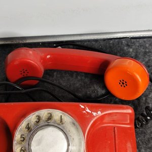 Teléfono Antiguo Rojo con Disco Numérico - imagen 2
