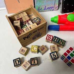 Lote Divertido: Bloques de Madera, Velas, Pistola de Agua y Más - imagen 13