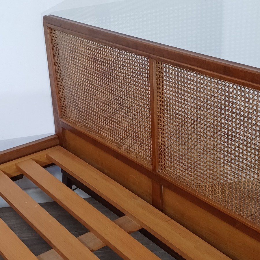 Cama de 2 plazas estilo Mid Century con respaldo y piecera esterillados - imagen 3