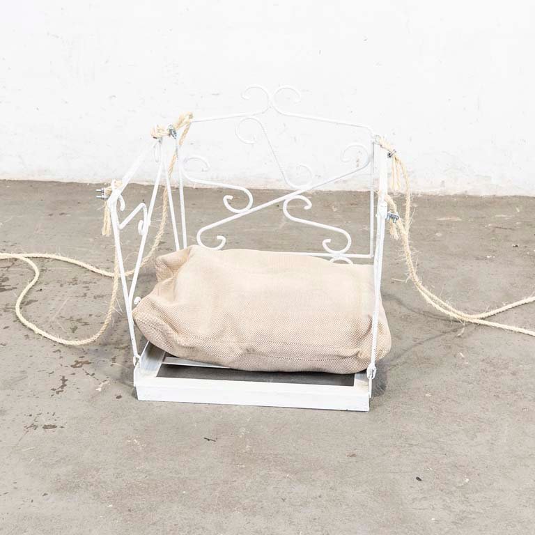 Lote siguiente: Hamaca de hierro con almohadón y pintura