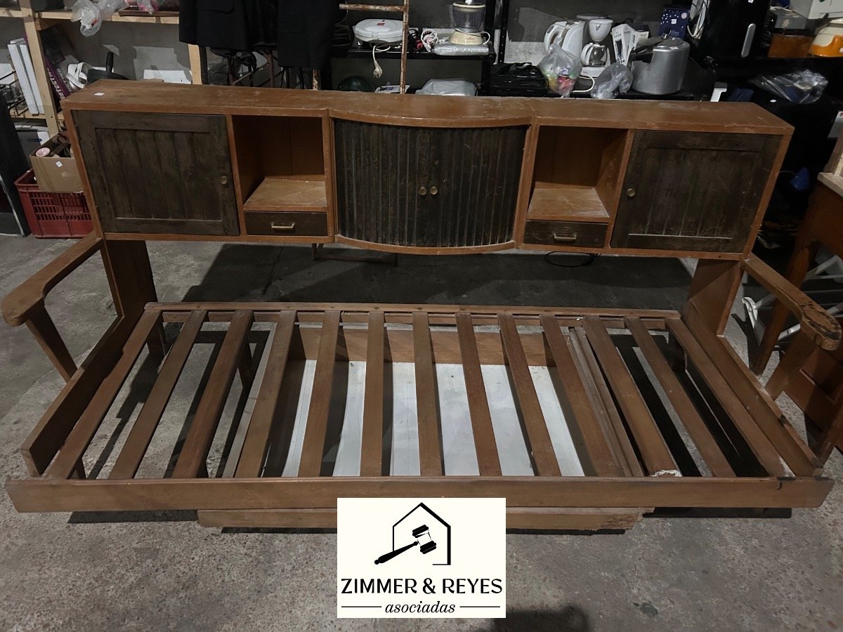 Cama de una plaza con estante superior de madera