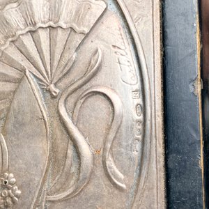 Figura en Bronce: Dama con Gallo sobre Base de Mármol Firmada - imagen 7