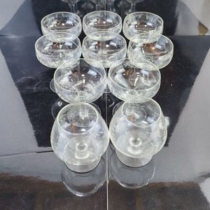Lote de Cristalería: Licorera, Jarra Azul, Vaso Grabado y Copas de Brandy - imagen 3