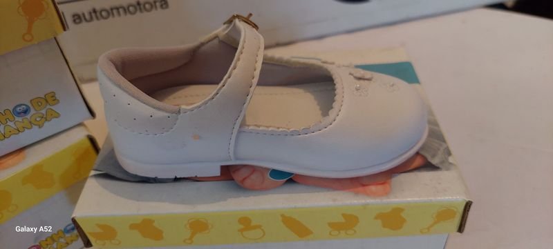 Calzado de Talla 22 - Zapatos Blancos con Suela Amarilla - imagen 2