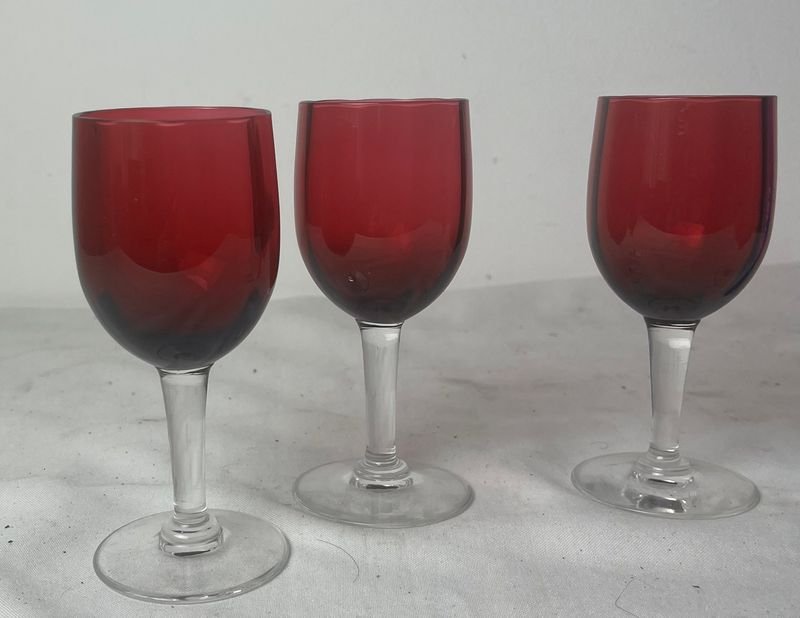 Copas de vino con tinte rojo - imagen 3