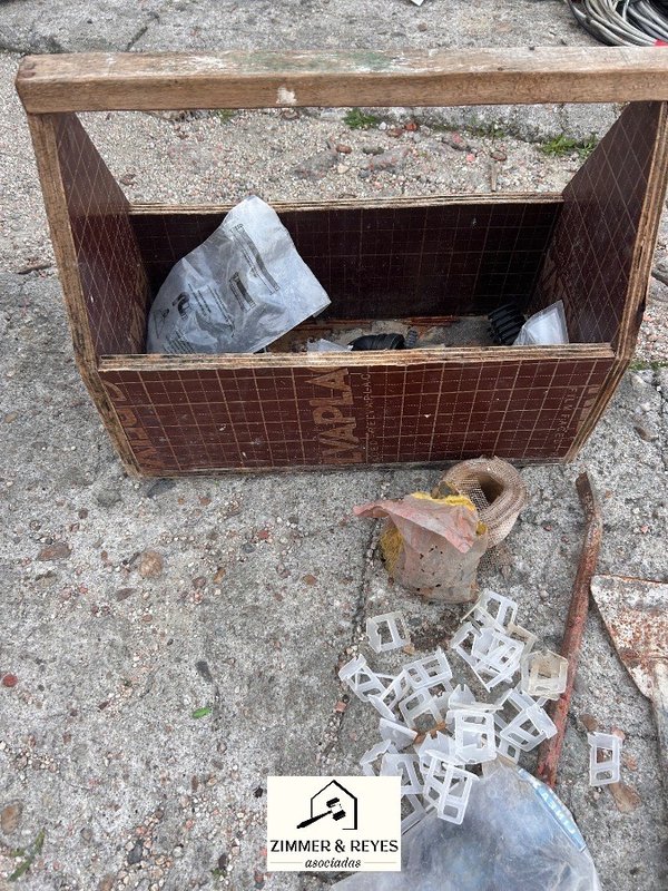Cajón de Madera con Herramientas Varias y Materiales de Construcción - imagen 1