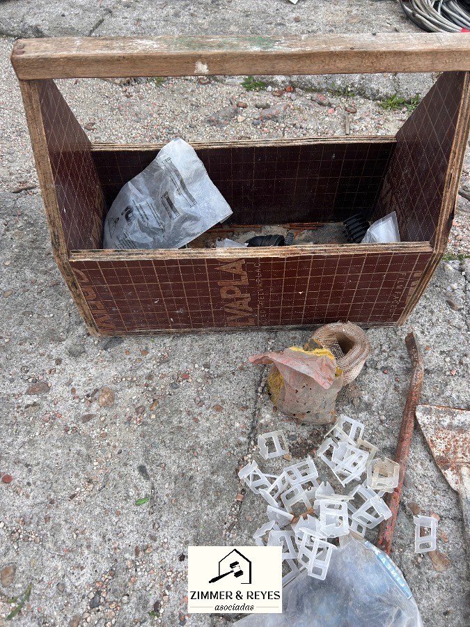 Cajón de Madera con Herramientas Varias y Materiales de Construcción