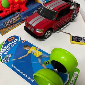 Lote de Juguetes: Camioneta Ford a Batería, Pistola de Agua, Espada, Yoyó y Juego de Cartas - imagen 6
