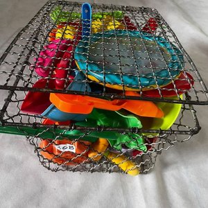 Canasto Metálico con Juguetes de Playa y Jardín - imagen 2