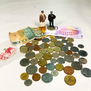 Lote de Monedas, Billetes, Sellos y Figuras de Soldados Coleccionables - imagen 1