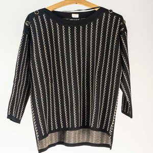 Lote siguiente: Buzo Tejido Negro con Rayas Blancas y Doradas Cable & Gauge Talle L