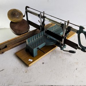 Sierra Ingletadora Manual con Piedra de Afilar y Base de Madera - imagen 1