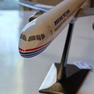 Maqueta Avión Boeing 757-300 Plástica Escala 1/200 con Base - imagen 3