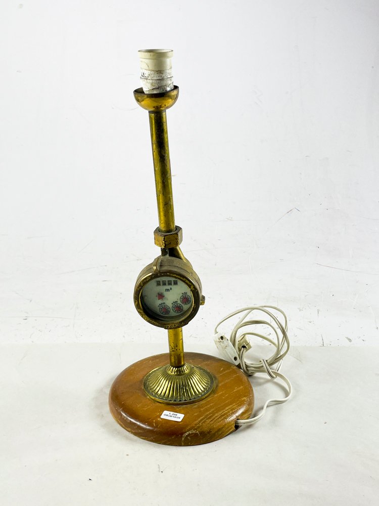 Lámpara de sobremesa con contador en bronce y base de madera 44 cm
