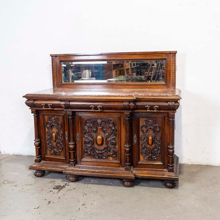 Lote anterior: Aparador estilo colonial en nogal tallado: alzada con espejo biselado y detalles en la madera