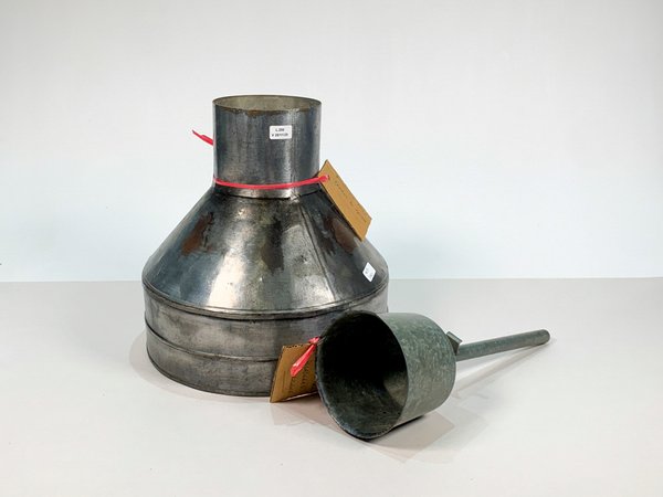 Lote siguiente: Dos embudos de metal para leche y querosene