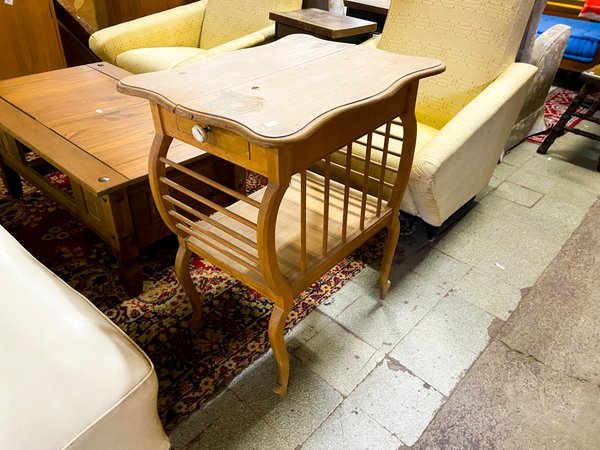 Mesa Auxiliar de Madera Clara con Cajón y Revistero