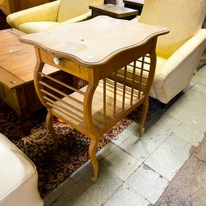 Lote siguiente: Mesa Auxiliar de Madera Clara con Cajón y Revistero