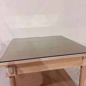 Mesita Auxiliar de Madera Clara con Detalles Tallados - imagen 4
