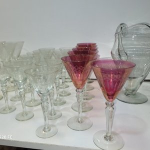 Juego de Cristalería Fina Tallada: Jarra y Copas Transparentes y Rosadas - imagen 2