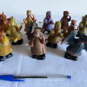 Lote siguiente: Colección de juguetes de dinosaurios a cuerda con mecanismo de marcha