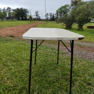 Mesa Plegable con Tapa Blanca y Patas Negras - imagen 3