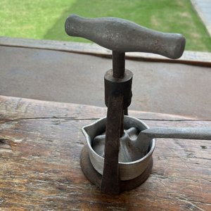 Prensa Antigua para Cítricos de Metal - imagen 5