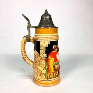 Jarra de Cerveza Alemana de Porcelana "King", Pintada a Mano, con Tapa Metálica - imagen 1