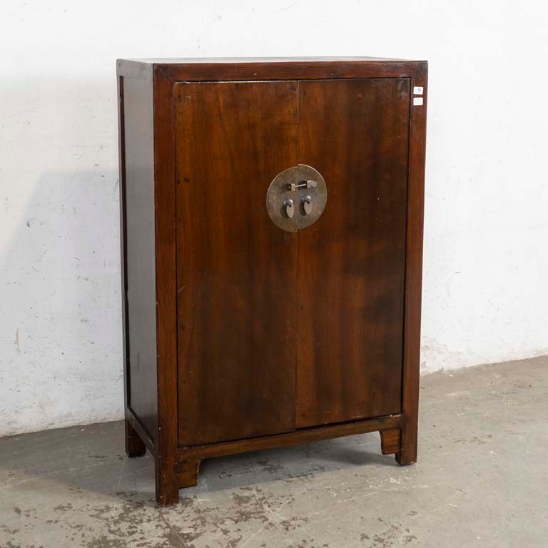 Mueble Oriental de Madera Oscura con Puertas y Herrajes de Bronce