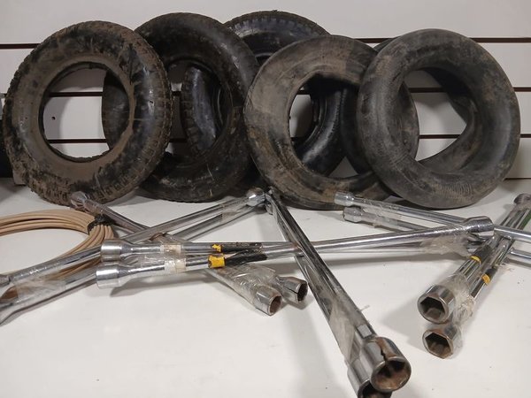 Llave Cruz para Rueda y Cubiertas con Cámaras