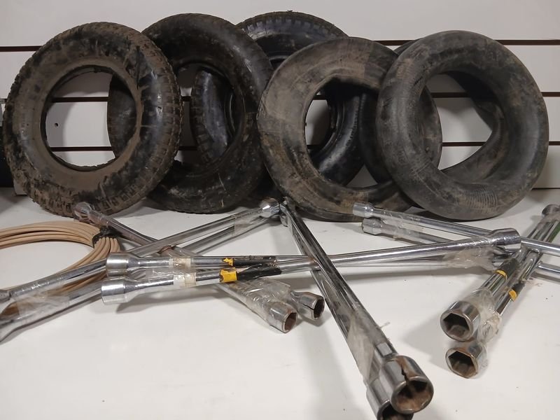 Llave Cruz para Rueda y Cubiertas con Cámaras