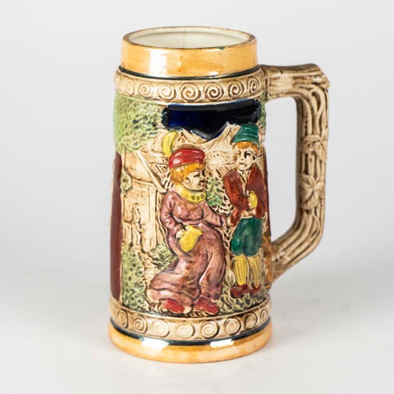 Lote siguiente: Jarra de cerveza cerámica con escenas en relieve