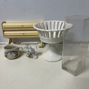 Lote siguiente: Lote de Vajilla y Decoración: Centro de Mesa, Florero, Taza y Adorno