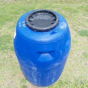 Tanque de Plástico Azul 200 Litros con Tapa Rosca Negra - imagen 3