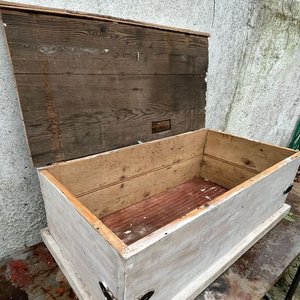 Baúl Antiguo de Madera Rústica con Herrajes Metálicos - imagen 3