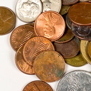 Setenta y cuatro monedas de colección de diversos países - imagen 3
