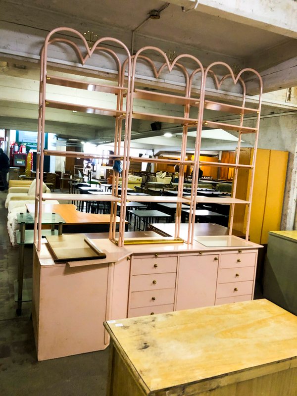 Estantería y Mueble de Recepción Rosa Metálico con Cajones - imagen 1
