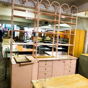 Estantería y Mueble de Recepción Rosa Metálico con Cajones - imagen 1