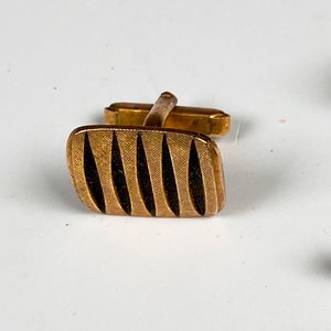 Cuatro Pares de Gemelos Dorados con Diseño Rayado y Geométrico - imagen 4