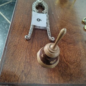 Abre nueces y campanita de bronce con detalles - imagen 2