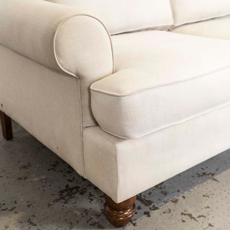 Sofá de dos cuerpos tapizado en tela beige, con patas torneadas - imagen 2